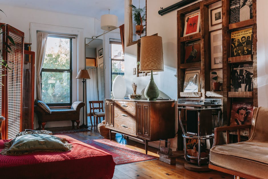 Wat zijn de essentiële elementen om binnenshuis te gebruiken voor het creëren van een moderne muze-omgeving?